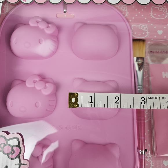 HELLO KITTY Make Your Own Hot Chocolate Bombs Set - Picture 12 of 12